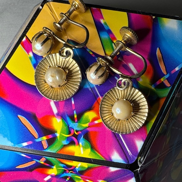 Elegant Vintage Gold Pearl Clip-On Earrings - Picture 2 of 5